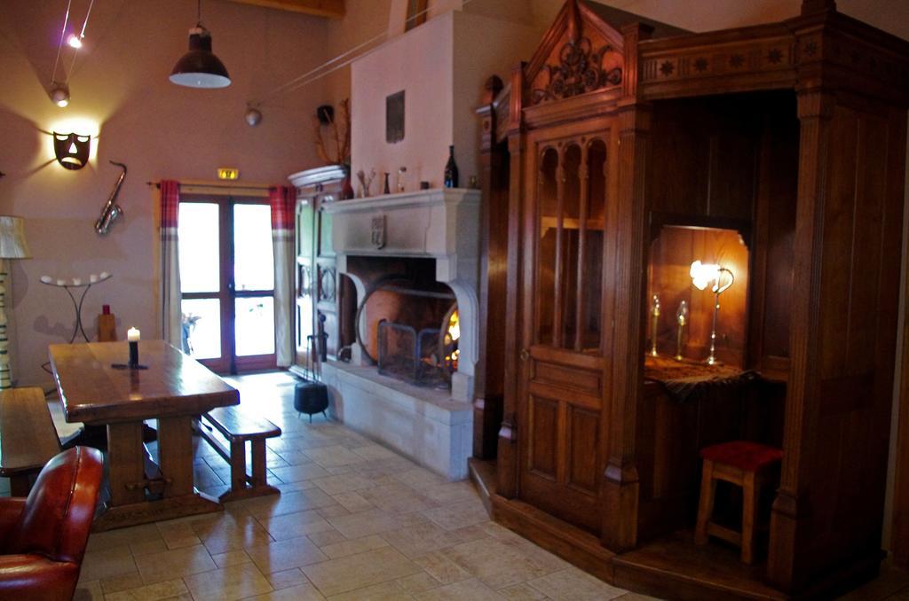 Auberge Les Tables Du Ban Saint-Pierre-la-Palud Exterior photo